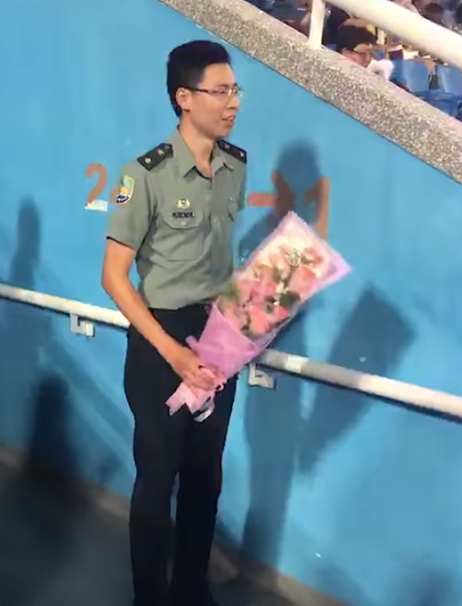 沒親友團！少校衝棒球場「向未婚妻求婚」超有種　路人聽到後「送上新婚禮物」好溫馨
