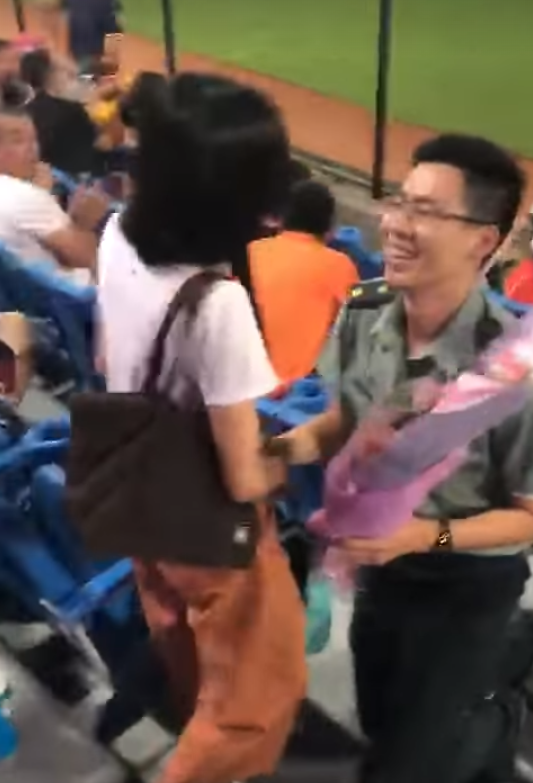沒親友團！少校衝棒球場「向未婚妻求婚」超有種　路人聽到後「送上新婚禮物」好溫馨