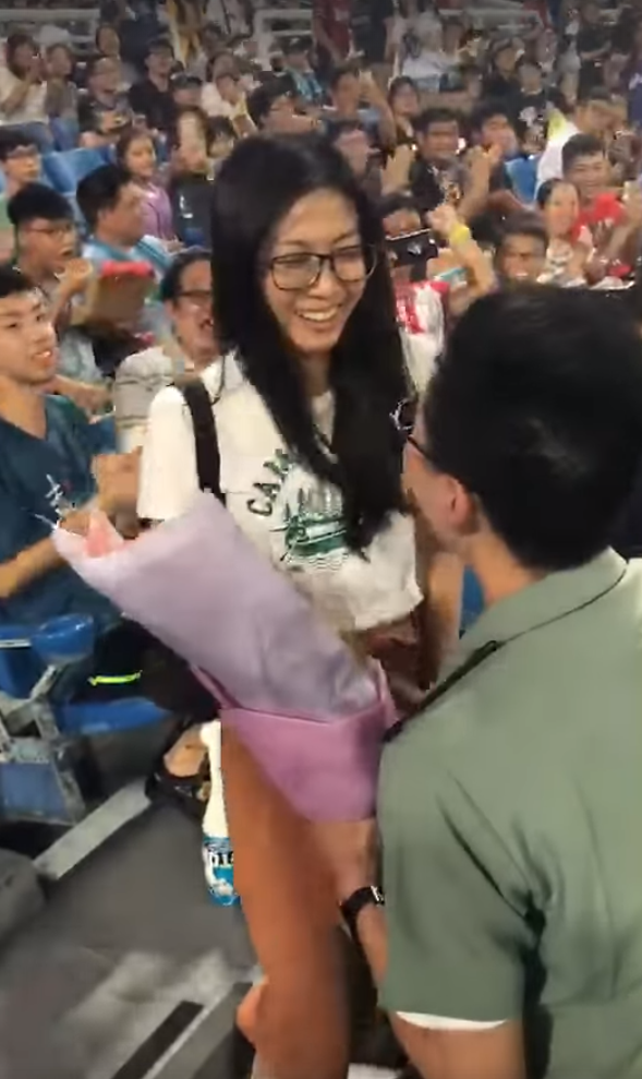 沒親友團！少校衝棒球場「向未婚妻求婚」超有種　路人聽到後「送上新婚禮物」好溫馨