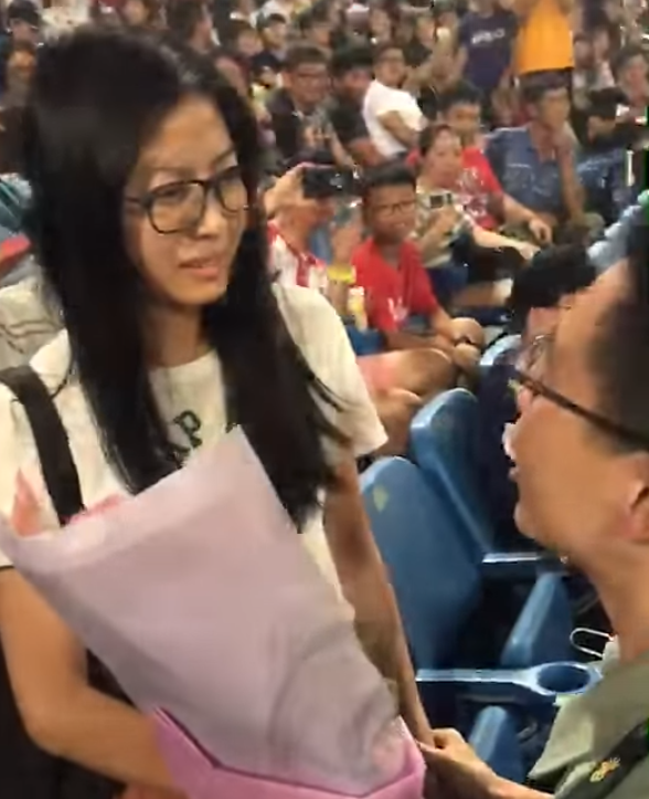 沒親友團！少校衝棒球場「向未婚妻求婚」超有種　路人聽到後「送上新婚禮物」好溫馨