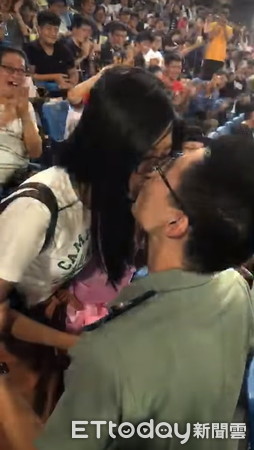 沒親友團！少校衝棒球場「向未婚妻求婚」超有種　路人聽到後「送上新婚禮物」好溫馨
