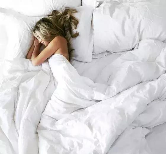 一個枕頭竟有億萬蟎蟲？教你妙招「不用拆不用水洗」　一招快速將所有塵蟎除去