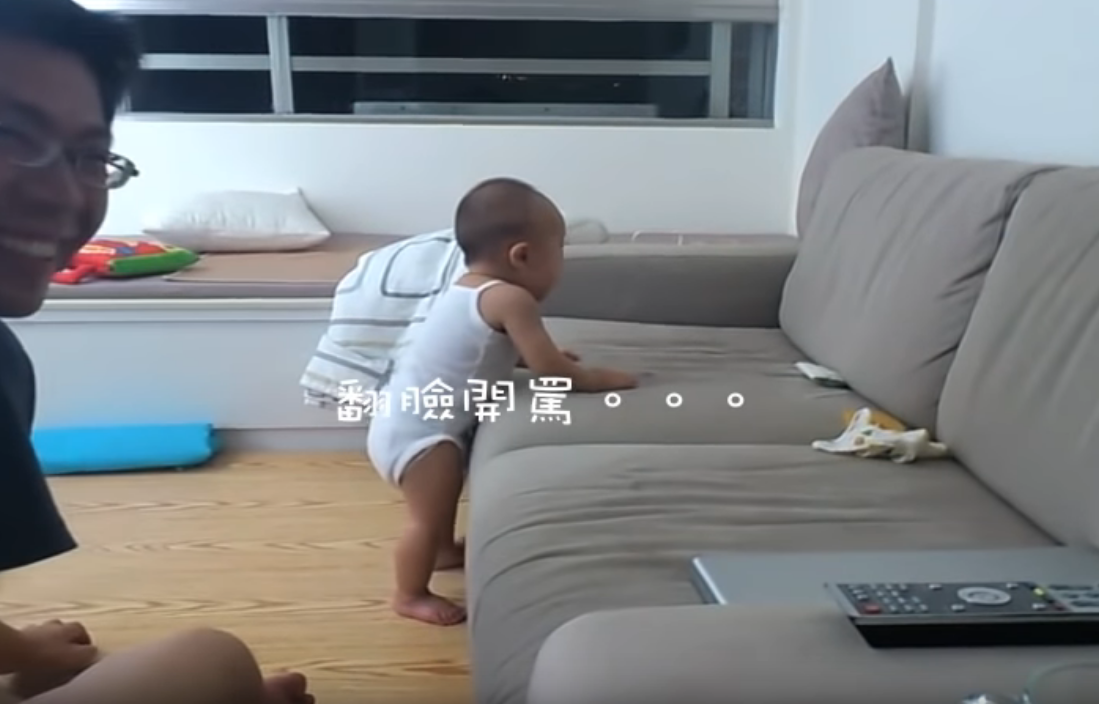 寶寶爬沙發失敗「翻臉對空氣開罵」超爆笑 ！爸爸全程不幫忙「最後畫面」網讚：人生的路自己走