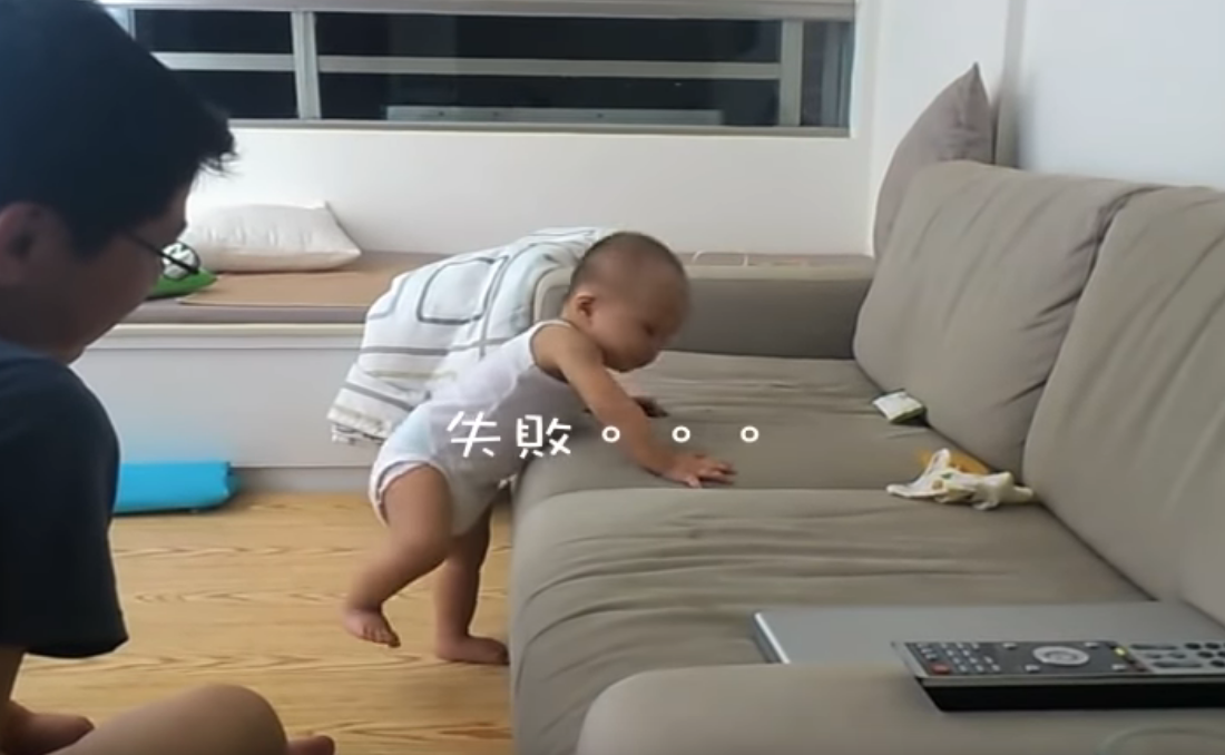寶寶爬沙發失敗「翻臉對空氣開罵」超爆笑 ！爸爸全程不幫忙「最後畫面」網讚：人生的路自己走
