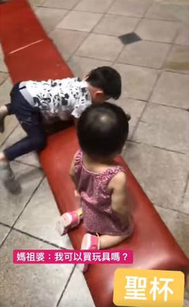 2歲萌弟虔誠「擲筊問媽祖娘娘」：可以買玩具嗎　「超認真畫面曝光」網笑：媽祖都被萌翻