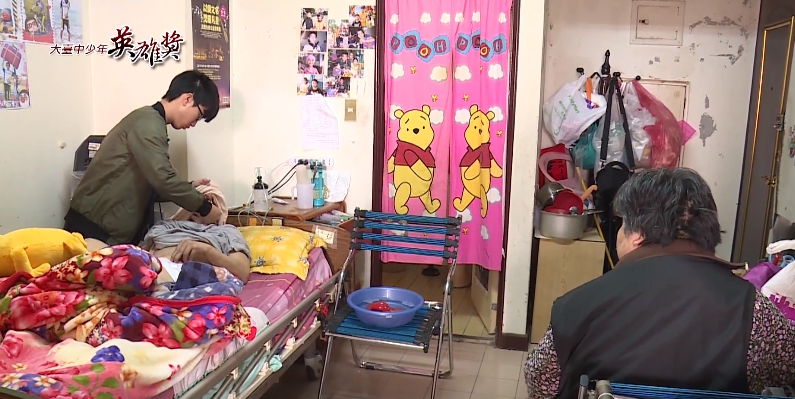 換我照顧！17歲少年顧臥床阿公「勇扛家計」不喊苦　「四口擠10坪房」貧窮卻知足