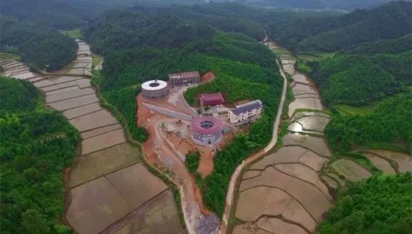 93歲嬤花光「3000萬積蓄」完成夢想瓷宮　富商出一億「買屋內6萬多件瓷器」她霸氣回絕