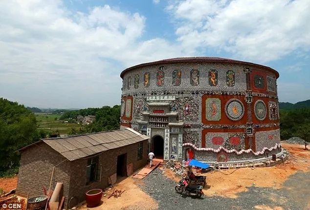 93歲嬤花光「3000萬積蓄」完成夢想瓷宮　富商出一億「買屋內6萬多件瓷器」她霸氣回絕