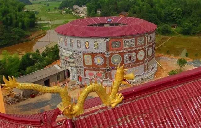 93歲嬤花光「3000萬積蓄」完成夢想瓷宮　富商出一億「買屋內6萬多件瓷器」她霸氣回絕