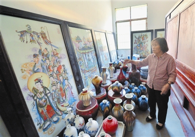 93歲嬤花光「3000萬積蓄」完成夢想瓷宮　富商出一億「買屋內6萬多件瓷器」她霸氣回絕