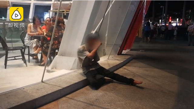 流浪漢「餓倒摔地」沒人理 　2位天使系少女「秒送上暖食」蹲下遞水...網讚：人美心更美！