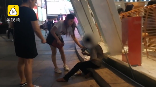 流浪漢「餓倒摔地」沒人理 　2位天使系少女「秒送上暖食」蹲下遞水...網讚：人美心更美！