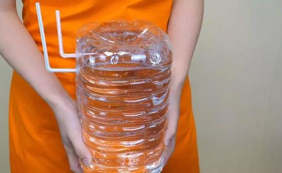 空寶特瓶不要仍！插上2跟吸管「省錢又實用」　超猛用途鄰居看了紛紛效仿！
