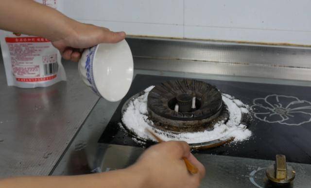 【小蘇打加雪碧】的功效太強大！解決了「廁所廚房髒污問題」太實用了