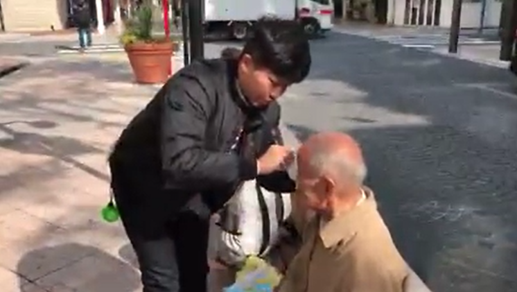 在日本遇見爺爺跌倒！台灣暖男細心包紮「還用日語安撫卡哇伊」貼心舉動網友全暖哭