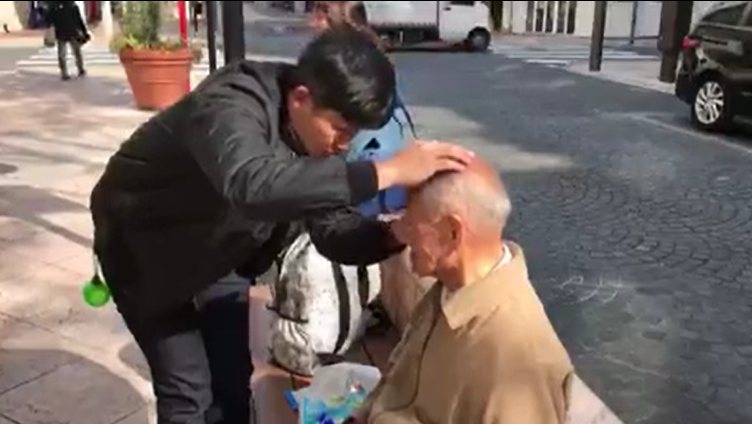 在日本遇見爺爺跌倒！台灣暖男細心包紮「還用日語安撫卡哇伊」貼心舉動網友全暖哭