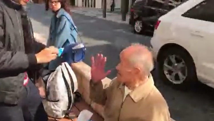在日本遇見爺爺跌倒！台灣暖男細心包紮「還用日語安撫卡哇伊」貼心舉動網友全暖哭