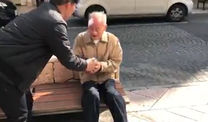在日本遇見爺爺跌倒！台灣暖男細心包紮「還用日語安撫卡哇伊」貼心舉動網友全暖哭