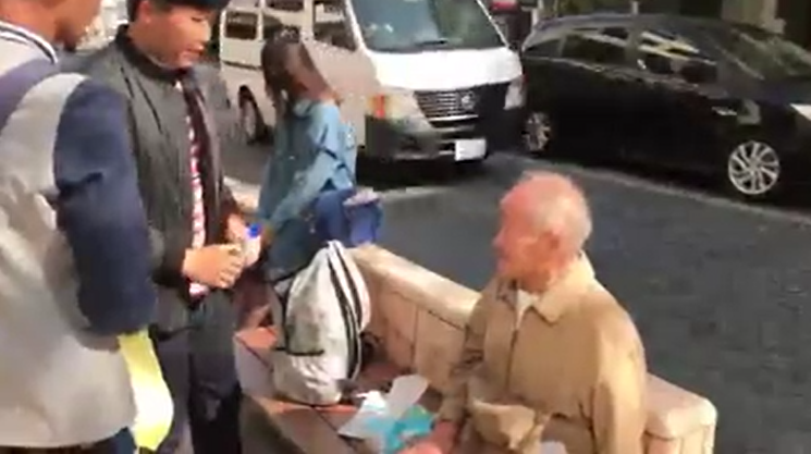 在日本遇見爺爺跌倒！台灣暖男細心包紮「還用日語安撫卡哇伊」貼心舉動網友全暖哭