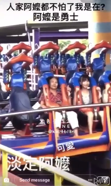 孫女腿軟！阿嬤陪去遊樂園「玩雲霄飛車超淡定」　下秒阿嬤走過來「不小心露出手臂」網笑：果然薑是老的辣
