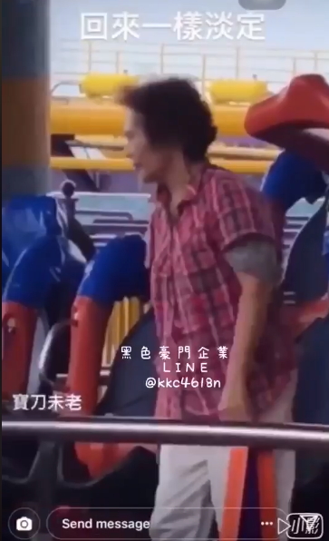 孫女腿軟！阿嬤陪去遊樂園「玩雲霄飛車超淡定」　下秒阿嬤走過來「不小心露出手臂」網笑：果然薑是老的辣