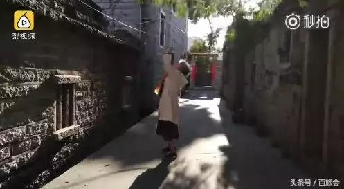 73歲奶奶獨自旅行樂逍遙！「每天跟92歲母親視訊」報行蹤：活成17歲少女心