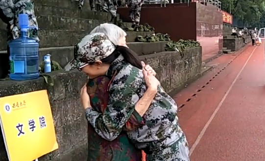 倆老最疼愛的孫女長大了！外婆一邊看她軍訓一邊流淚：可惜老伴看不到了...