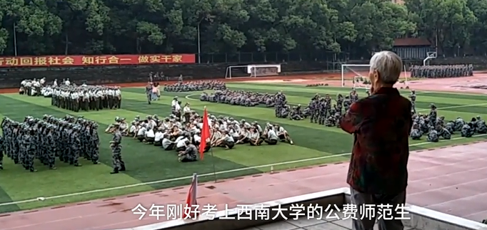 倆老最疼愛的孫女長大了！外婆一邊看她軍訓一邊流淚：可惜老伴看不到了...