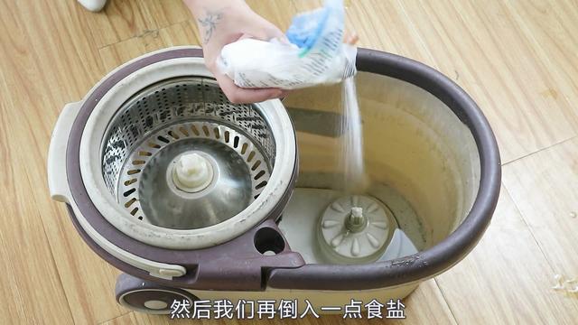 家政阿姨告訴我「清水拖地等於白拖」教你1個好辦法「地板一塵不染」半月不用拖地