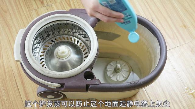 家政阿姨告訴我「清水拖地等於白拖」教你1個好辦法「地板一塵不染」半月不用拖地