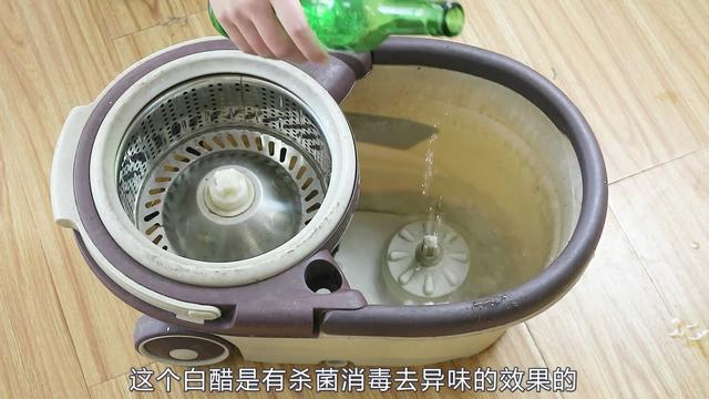 家政阿姨告訴我「清水拖地等於白拖」教你1個好辦法「地板一塵不染」半月不用拖地