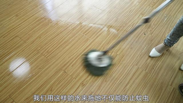 家政阿姨告訴我「清水拖地等於白拖」教你1個好辦法「地板一塵不染」半月不用拖地