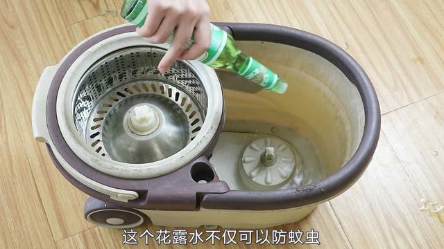 家政阿姨告訴我「清水拖地等於白拖」教你1個好辦法「地板一塵不染」半月不用拖地