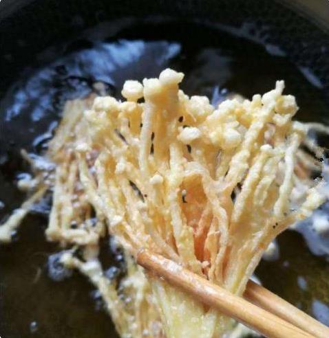 金針菇很火的新吃法，加2個雞蛋，做出來好看又好吃，拿肉都不換！