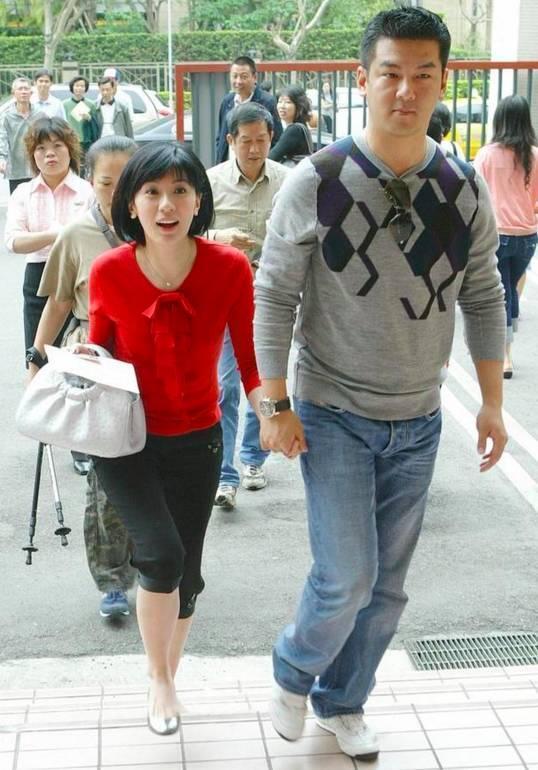 賈靜雯18歲經歷父親離開，36歲槓上前夫，44歲終於活成人生贏家！