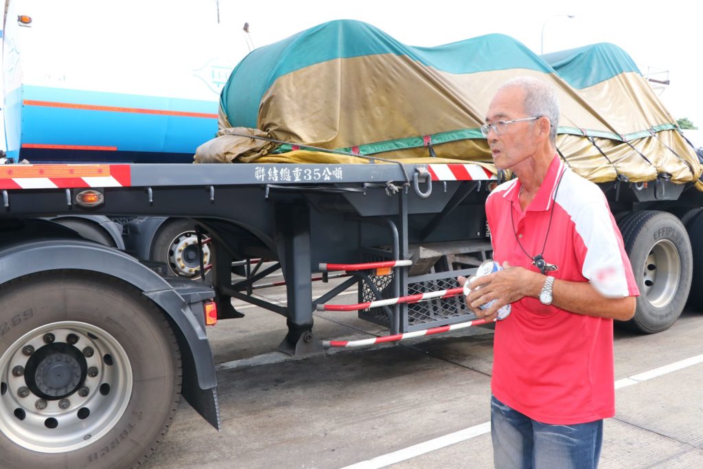 再痛再苦也要照顧妳！老翁每日「搬50公斤帆布掙錢」只為給視障妻承諾：牽手一輩子