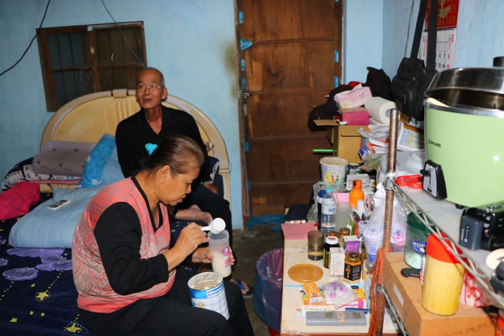 再痛再苦也要照顧妳！老翁每日「搬50公斤帆布掙錢」只為給視障妻承諾：牽手一輩子