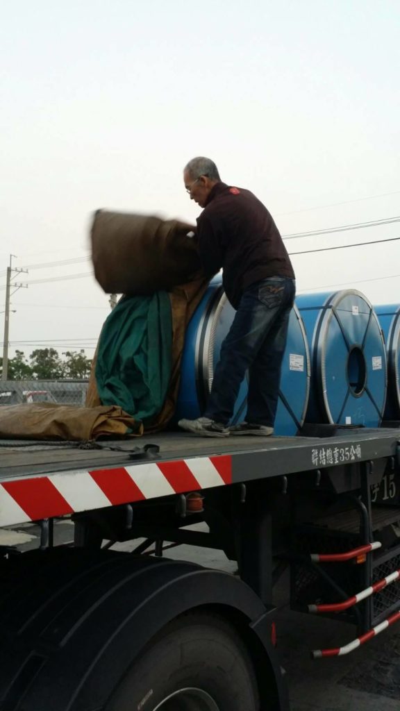 再痛再苦也要照顧妳！老翁每日「搬50公斤帆布掙錢」只為給視障妻承諾：牽手一輩子