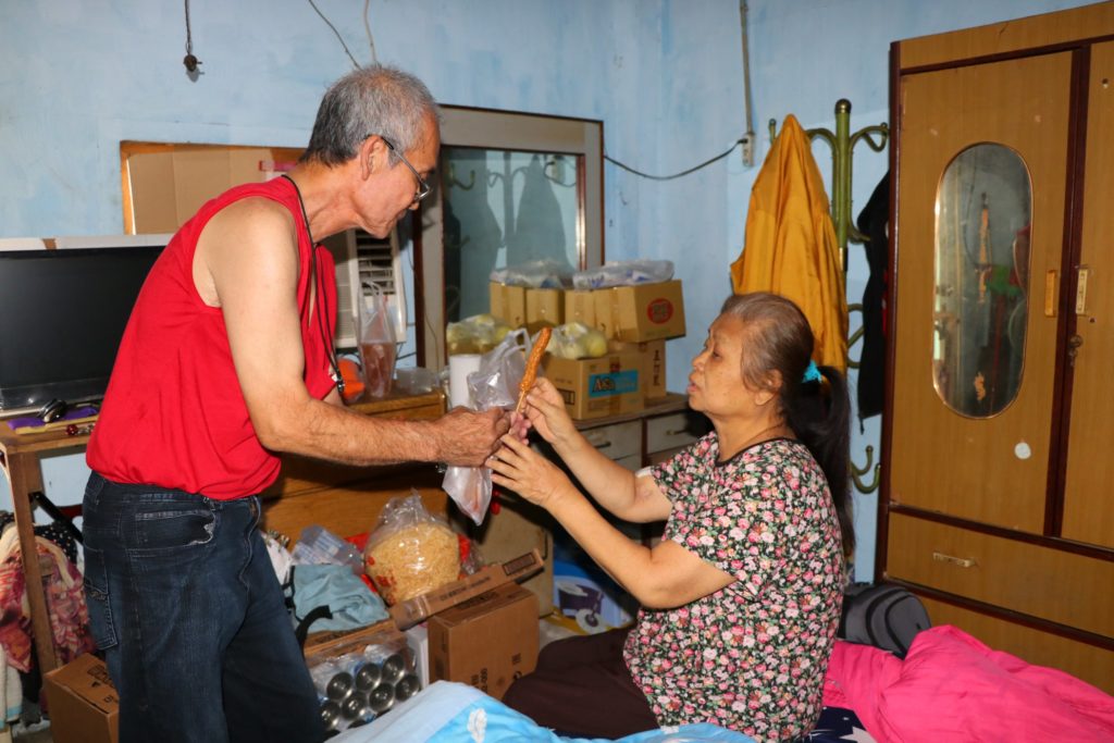 再痛再苦也要照顧妳！老翁每日「搬50公斤帆布掙錢」只為給視障妻承諾：牽手一輩子