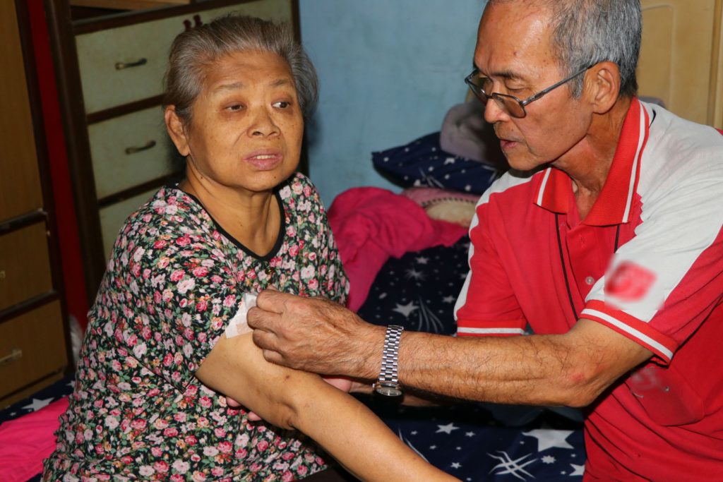 再痛再苦也要照顧妳！老翁每日「搬50公斤帆布掙錢」只為給視障妻承諾：牽手一輩子