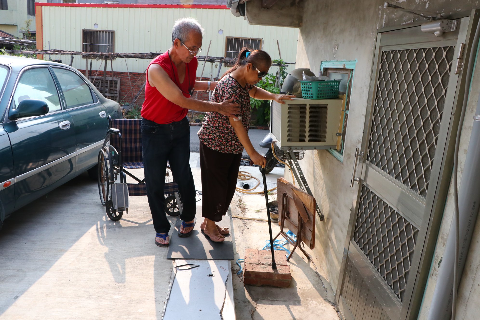 再痛再苦也要照顧妳！老翁每日「搬50公斤帆布掙錢」只為給視障妻承諾：牽手一輩子