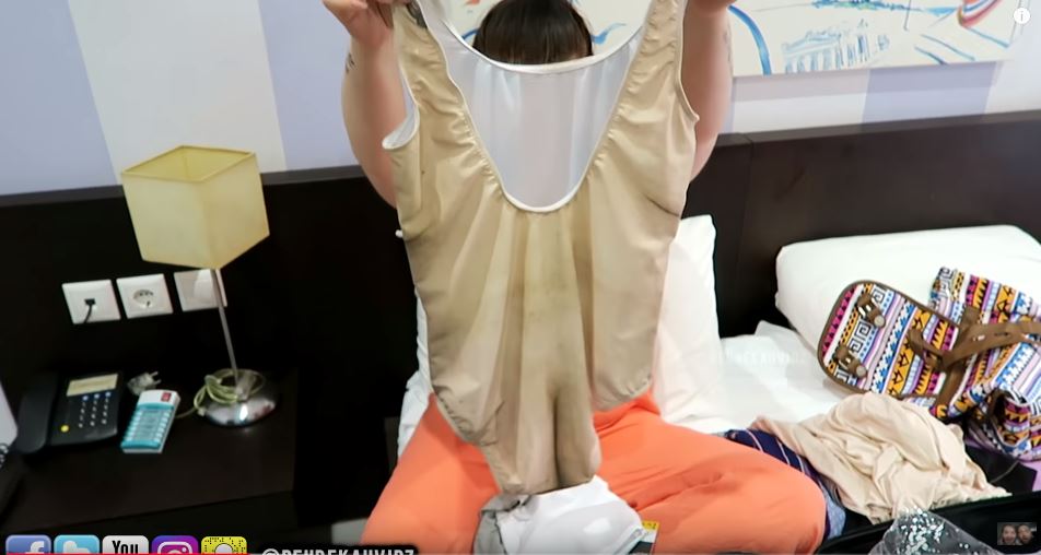希臘浪漫度假毀了！男友偷掉包比基尼　女友一拆開「印滿整張男友臉泳衣」無奈穿上全網笑瘋