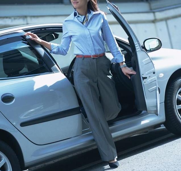 女富婆招聘豪車司機「月薪10萬」卻無人敢應聘！網友：最後一條要求沒人能做到