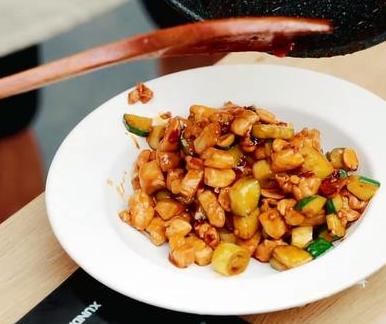 宮保雞丁的14種做法，雞丁嫩滑，湯汁下飯！學會就可以在家做，大人孩子都愛吃