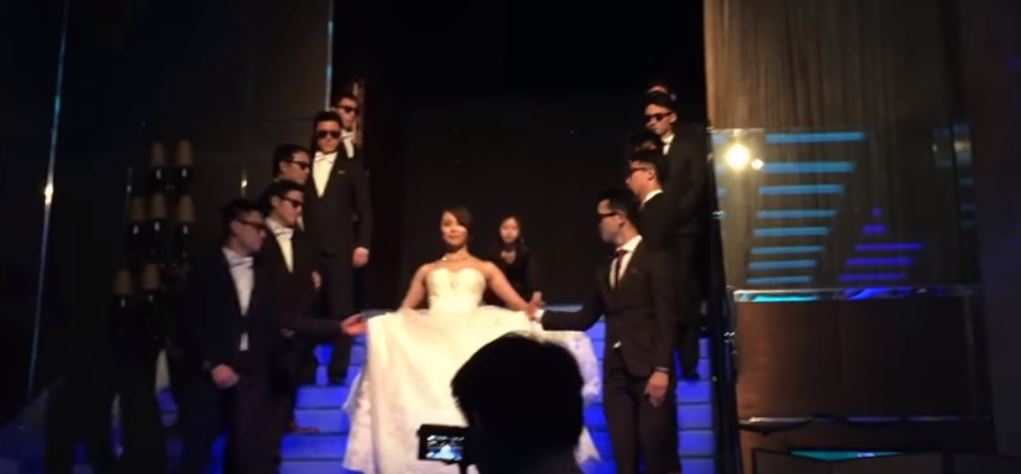 新娘進場「宛如女王級待遇」被10名保鑣伺候　下一秒「最猛婆婆」霸氣戴墨鏡迎接！