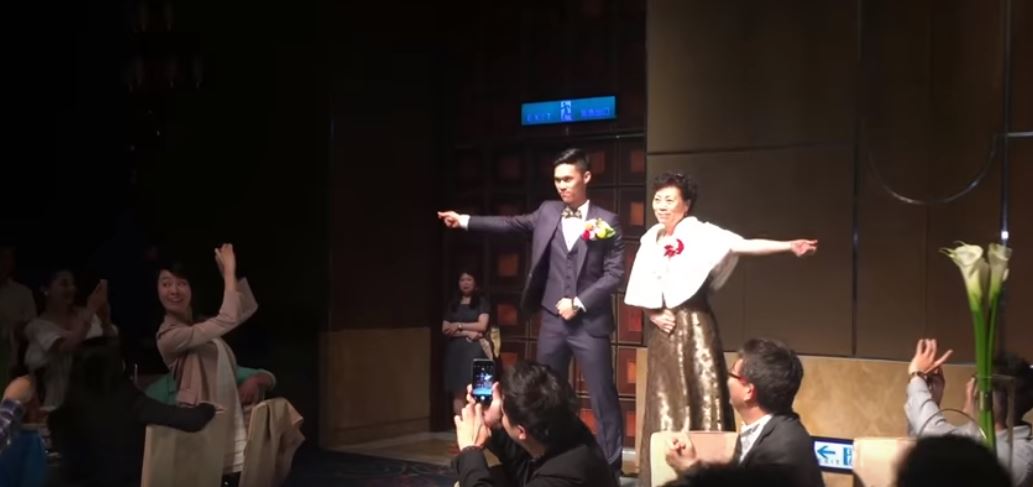 新娘進場「宛如女王級待遇」被10名保鑣伺候　下一秒「最猛婆婆」霸氣戴墨鏡迎接！