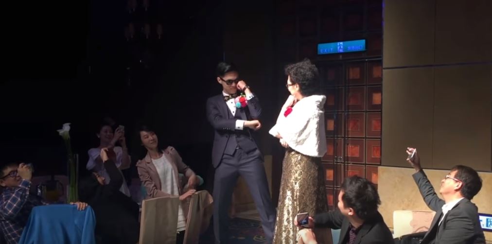 新娘進場「宛如女王級待遇」被10名保鑣伺候　下一秒「最猛婆婆」霸氣戴墨鏡迎接！