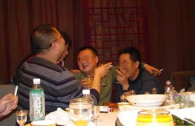 同學聚會女孩拿出「廉價手機」遭眾人孤立！來電免持擴音「電話內容」讓大家羞得無地自容