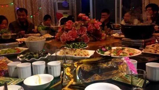 同學聚會女孩拿出「廉價手機」遭眾人孤立！來電免持擴音「電話內容」讓大家羞得無地自容