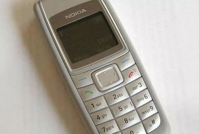 同學聚會女孩拿出「廉價手機」遭眾人孤立！來電免持擴音「電話內容」讓大家羞得無地自容